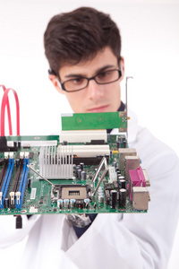 指尖上的匠心 家庭工匠巧手修复智能手机的微缩世界